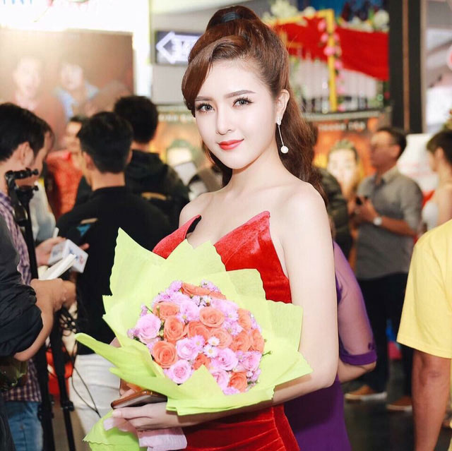 lily luta bấm mí mắt